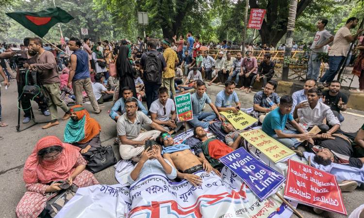 সরকারি চাকরিতে আবেদনের বয়স ৩৫ বছর করার দাবিতে আন্দোলনকারীরা সোমবার প্রথম দফায় প্রধান উপদেষ্টার বাসভবন ‘যমুনার’ সামনে অবস্থান নেওয়ার পর পুলিশের বাধার মুখে পড়ে। পরে দ্বিতীয় দফায় তারা অবস্থান নেন।