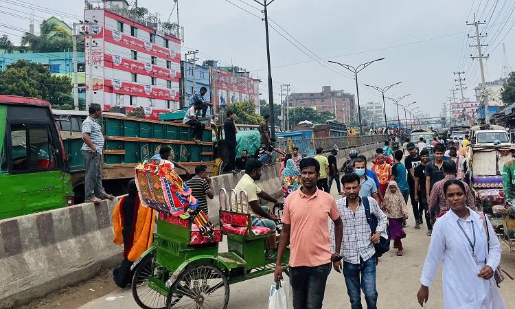 শিল্পাঞ্চল আশুলিয়ার টঙ্গাবাড়ী এলাকায় শ্রমিক ও যৌথবাহিনীর সদস্যদের সংঘর্ষে গুলিবিদ্ধ হয়ে এক শ্রমিক নিহত হয়েছেন। গুলিবিদ্ধসহ আহত হয়েছেন অন্তত ৩০ জন। সেসময় বিক্ষুব্ধ শ্রমিকরা যৌথবাহিনীর অন্তত পাঁচটি গাড়ি ভাঙচুর করেন। সোমবার দুপুর ১২টার দিকে বাইপাইল আব্দুল্লাহপুর সড়কের টঙ্গাবাড়ী এলাকায় মন্ডল গ্রুপের সামনে এই ঘটনা ঘটে।