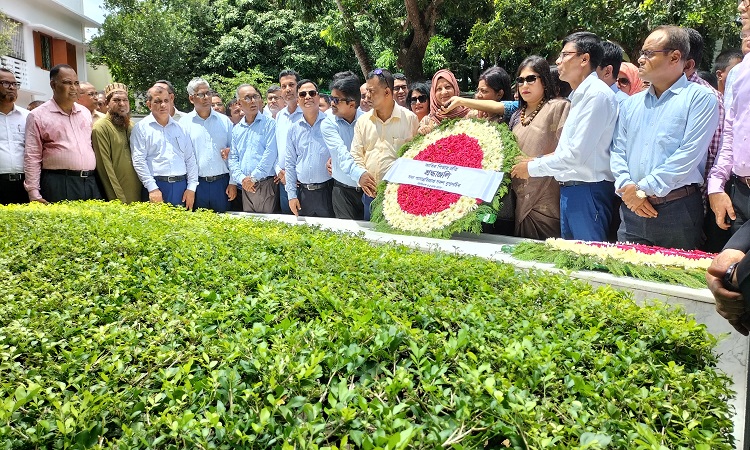 জাতির পিতার সমাধিতে পদোন্নতিপ্রাপ্ত যুগ্ম সচিবদের শ্রদ্ধা