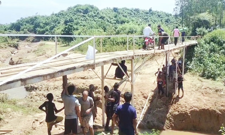 ভবানীপুরে কাঠের সেতুই একমাত্র ভরসা, স্থায়ী ব্রিজের দাবি সীমান্তবর্তী মানুষের