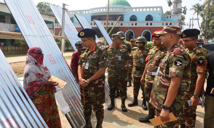 বুড়িচংয়ে বন্যায় ক্ষতিগ্রস্তদের মাঝে ঢেউটিন ও নগদ অর্থ বিতরণ