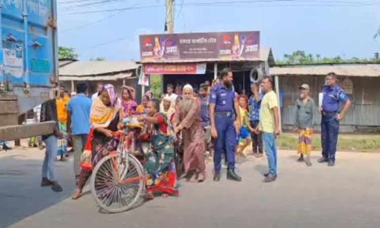 নরসিংদীতে কুকুরকে বাঁচাতে গিয়ে নারী যাত্রীর মৃত্যু